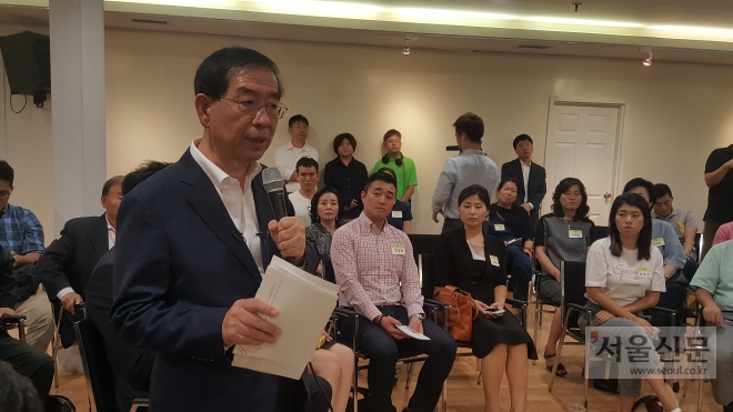 박원순 서울시장이 5일 오후(현지시간) 뉴욕 한인회 6층에서 가진 ‘번개미팅’에서 참석자 질문에 답을 하고 있다.