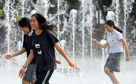6일 서울 성동구 서울숲을 찾은 중학생들이 분수에서 물놀이를 하며 끝나지 않은 여름 날씨를 만끽하고 있다. 박윤슬 기자 seul@seoul.co.kr