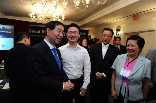 박원순 서울시장이 6일(현지시간) 미국 뉴욕 롯데팰리스호텔에서 열린 ‘서울 스타트업 데모데이 인 뉴욕’행사에서 참석자들과 인사를 나누고 있다. 한준규 기자  