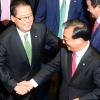 [서울포토] ‘화기애애’… 웃으며 악수하는 이정현-박지원