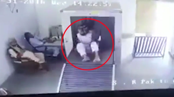 [별별영상] 난생 처음 공항 검색대 접한 공항 이용객