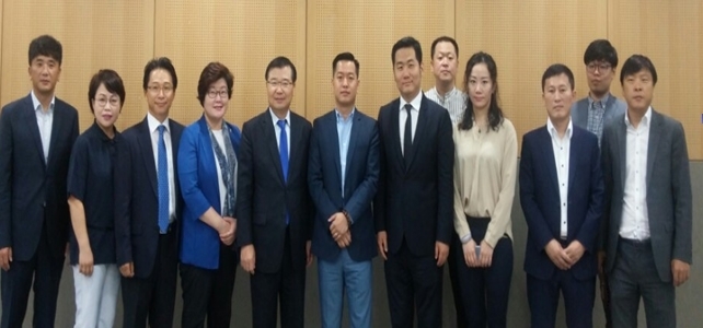 6일 김영한 서울시의원(왼쪽 네번째)이 핀테크 산업육성 지원을 위해 중국 바이두 월렛 장정화 총경리 일행을 면담하고 기념촬영을 하고 있다.