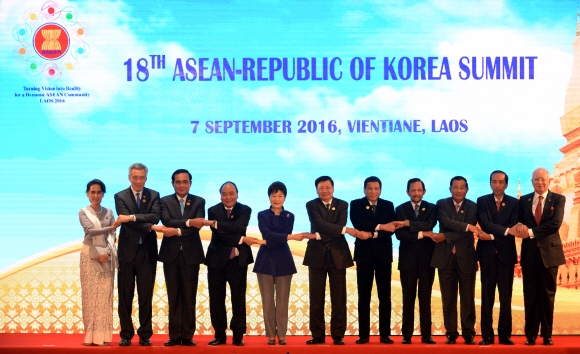 아세안 10개국 정상과 손잡은 박 대통령 박근혜(왼쪽 다섯 번째) 대통령과 10개 아세안(ASEAN) 회원국 정상들이 7일(현지시간) 라오스 비엔티안 국립컨벤션센터에서 열린 한·아세안 정상회담에서 단체 기념촬영을 하고 있다. 비엔티안 안주영 기자 jya@seoul.co.kr