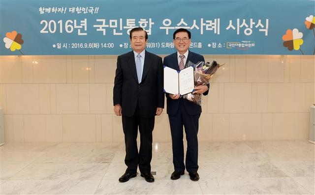 유덕열(오른쪽) 서울 동대문구청장이 한광옥 국민대통합위원회 위원장으로부터 대상을 받은 뒤 포즈를 취하고 있다. 동대문구 제공