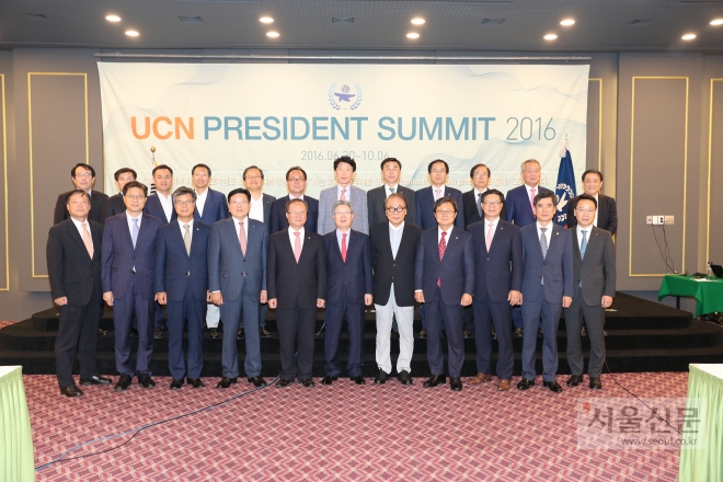 7일 부산대에서 열린 ‘프레지던트 서밋’ 콘퍼런스 참석자들이 기념촬영을 위해 포즈를 취하고 있다. 부산대 제공 