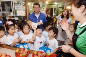[서울포토] 나진구 중랑구청장, 어린이들과 전통시장 장보기 체험