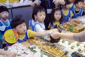 [서울포토] 전통시장 장보기 체험하는 어린이집 아동들