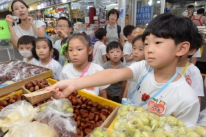 [서울포토] “이걸로 계산해주세요” 어린이들 장보기 체험