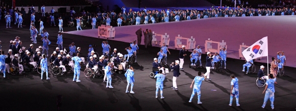 8일(한국시간) 새벽 6시 브라질 리우데자네이루 마라카낭 주경기장에서 ‘제15회 리우패럴림픽’ 개막식이 열리며 세계의 장애인들을 위한 축제의 제전이 펼쳐졌다. 한국팀이  태극기를 휘날리며 37번째로 입장하고 있다. 이번 패럴림픽에 한국은 11개 종목에 81명의 선수가 참가했다. 리우데자네이루=패럴림픽사진공동취재단