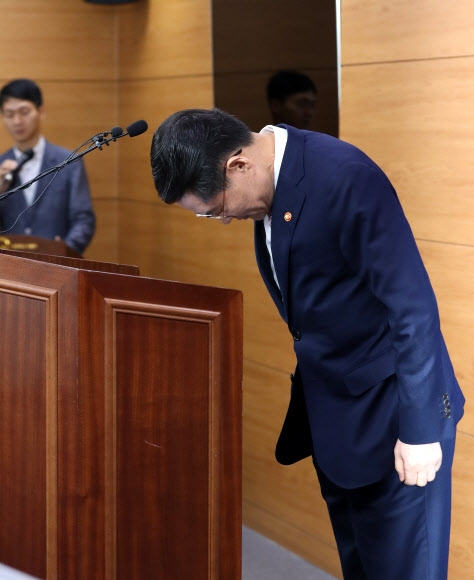 김재수 농림축산식품부 장관이 8일 오전 정부세종청사 농림축산식품부 기자실에서 후보자 인사청문회 과정에서 불거진 의혹에 대한 입장을 경북대학교 동문회 커뮤니티에  게재한 것과 관련, 국민에게 사과하고 있다.  연합뉴스