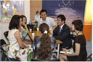 지난해 열린 ‘2015 부산국제의료관광컨벤션’에서 국내 업체와 해외 바이어가 상담하고 있다. 부산국제의료관광컨벤션 사무국 제공 