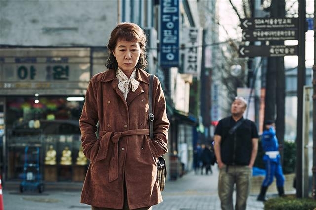 박카스 할머니로 변신한 ‘죽여주는 여자’ 윤여정