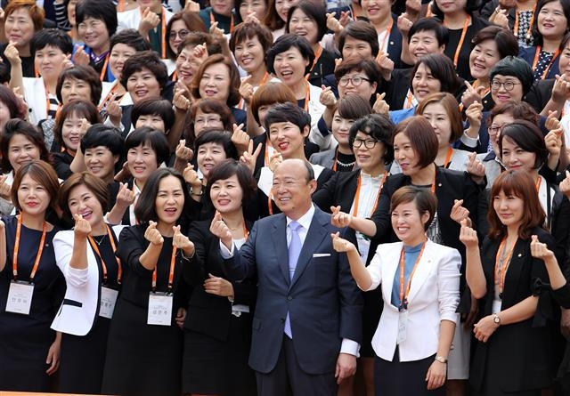 김승연(앞줄 오른쪽 세 번째) 한화그룹 회장이 8일 경기 용인시의 한화생명 연수원에서 재무설계사 200여명과 함께 엄지와 검지로 하트 모양을 만들며 활짝 웃고 있다. 한화 제공