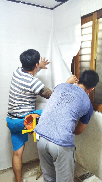 법무부 서울보호관찰소 직원들이 ‘사랑의 손잡기 운동’ 결연가정을 방문해 주거환경 개선 봉사활동을 하고 있다. 법무부 제공