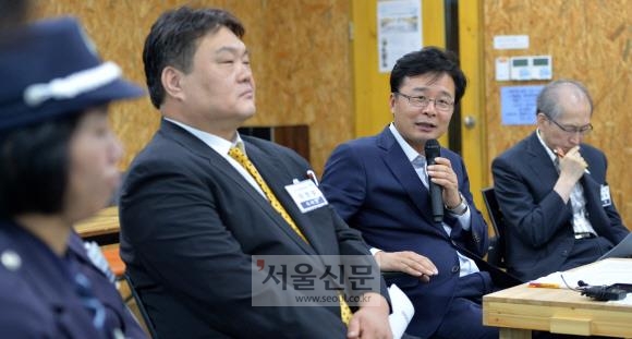 김우영(오른쪽 두 번째) 은평구청장이 7일 서울 은평구 녹번동 사회적경제 허브센터에서 ‘청렴 마을 은평 거버넌스’ 업무협약서에 서명한 뒤 현장 간담회를 진행하고 있다. 손형준 기자 boltagoo@seoul.co.kr