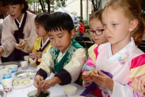 프랑스 아이들의 예쁜 송편 빚기