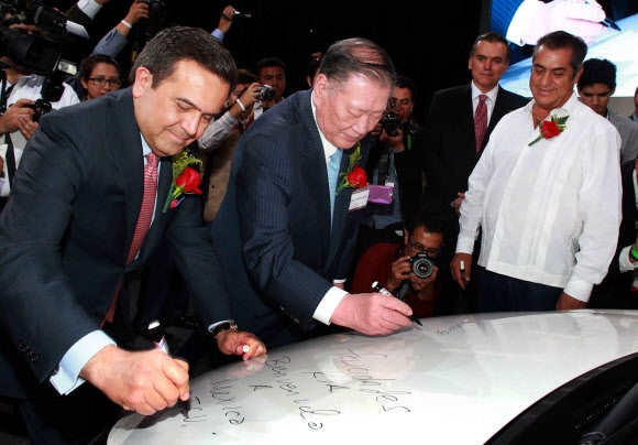 7일(현지시간) 열린 멕시코 누에보레온주 페스케리아시 기아차 공장 준공식에서 정몽구(가운데) 현대차그룹 회장과 일데폰소 구아하르도 비야레알(왼쪽) 멕시코 경제부 장관 등 내빈들이 이 공장에서 생산되는 K3(현지명 포르테)에 서명을 하고 있다. 기아차 제공