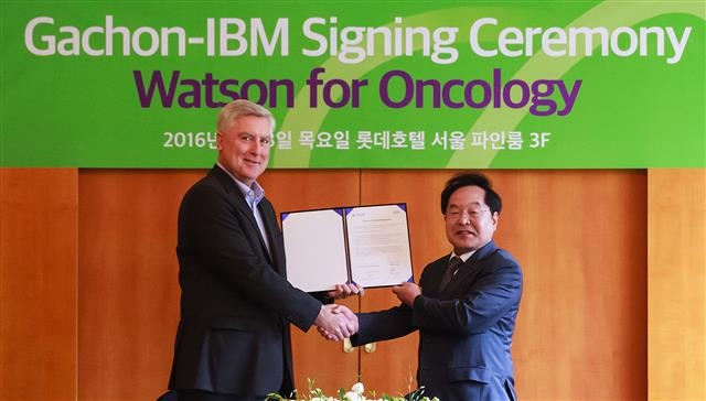 제프리 로다(왼쪽) 한국IBM 대표이사와 이근 가천대길병원장이 8일 서울 중구 롯데호텔에서 ‘왓슨 포 온콜로지’ 국내 도입 계약을 체결했다. 한국IBM 제공