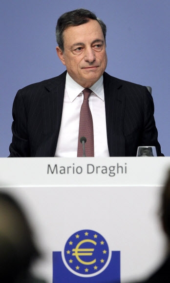 ‘금리 동결’ 발표하는 드라기 ECB 총재