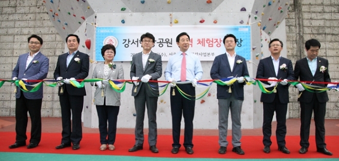 한명희 서울시의원(왼쪽 세번째0이 7일 강서한강공원애 새로 조성된 ‘강서 암벽체험장’ 개장싱레 참석해 테이프 커틍 하소 있다.