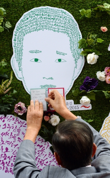 9일 오전 서울 청계천 광통교 일대에서 열린 제3회 서울시 장기기증의 날 행사에서 유가족이 ’생명의 벽’에서 장기기증인의 그림 앞에서 희망의 메시지를 붙이고 있다. 2016.9.9 도준석 기자 pado@seoul.co.kr