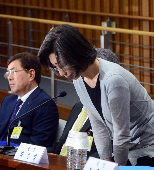 9일 서울 여의도 국회에서 열린 제 2차 조선.해운산업 구조조정 연석청문회에 증인으로 참석한 최은영 전 한진해운 회장이 인사를 하고 있다. 2016. 9. 9 정연호 기자 tpgod@seoul.co.kr