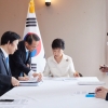 [서울포토] 라오스 순방중 박근혜 대통령, 북한 5차 핵실험 현지 긴급대책회의