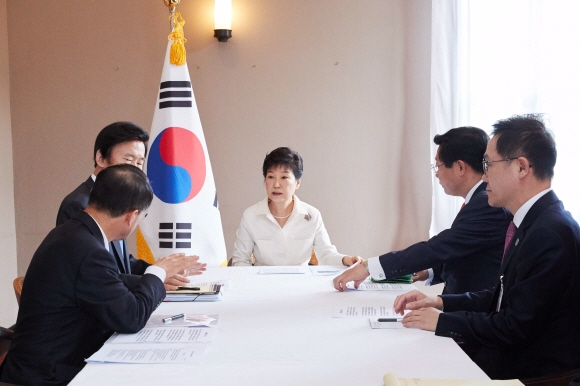9일 오전 라오스 비엔티엔 순방 중인 박근혜 대통령이 북한이 5차 핵실험을 감행한 것으로 파악되자 현지에서 긴급대책회의를 하고 있다 .2016.9.9. 청와대제공