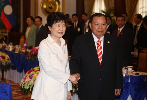 9일 오후(현지시간) 박근혜대통령이 라오스 대통령궁 광장에서 열린 공식 환영식에 참석해 의장대 사열을 하고 있다. 2016. 09. 09 안주영 기자 jya@seoul.co.kr