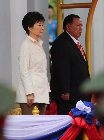 ASEAN+3/ EAS 정상회의를 위해 라오스를 방문 중인 박근혜 대통령이 9일 오전 (현지시간) 라오스 비엔티안 대통령궁 광장에서 라오스 분냥 보라치트 대통령과 공식환영식에서 국기에 대한 경례를 하고 있다. 2016. 09. 09 안주영 기자 jya@seoul.co.kr