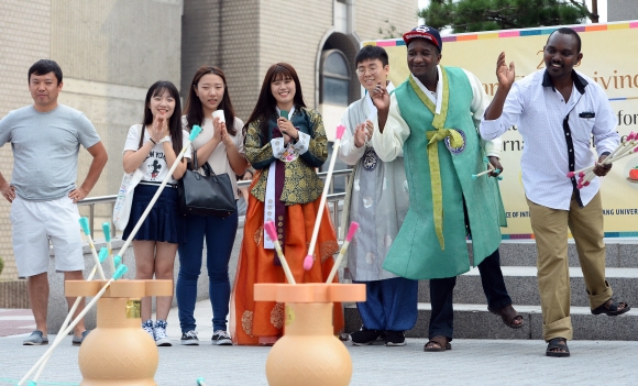 9일 서울 성동구 한양대학교에서 외국인 학생들이 추석체험행사로 투호놀이를 하고 있다. 이날 행사는 한국의 고유 명절 추석을 알리고 추석 연휴 집으로 가지 못하는 외국인 유학생들의 외로움을 달래주기 위해 열렸다.2016. 9. 9. 박윤슬 기자 seul@seoul.co.kr