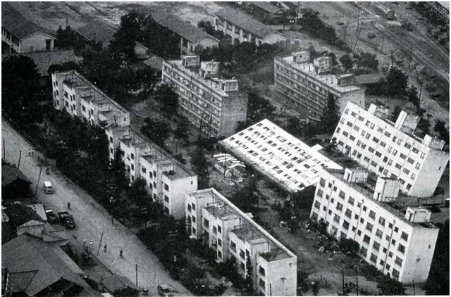 1964년 6월 일본 니가타 지진 때 지반의 액화 현상으로 인해 아파트들이 쓰러져 있다.
