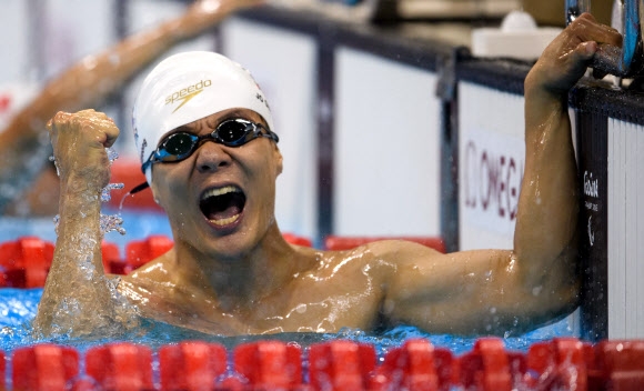 조기성이 9일 브라질 리우데자네이루 올림픽 수영경기장에서 열린 남자 자유형 100ｍ(장애등급 S4)에서 압도적인 레이스를 펼치며 우승을 확정한 뒤 환호하고 있다. 한국이 패럴림픽 수영 자유형에서 금메달을 딴 것은 이번이 처음이다. 리우데자네이루 AP 연합뉴스