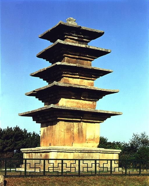 익산 왕궁리 오층석탑. 남아 있는 백제시대 석탑은 이 셋뿐이다. 문화재청 제공