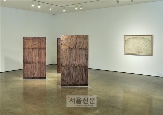 한국 행위미술 역사에 중요한 획을 그은 이건용의 신체를 이용한 작품들이 갤러리현대에 설치된 모습.