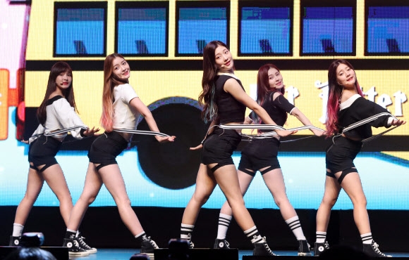 걸그룹 다이아가 타이틀곡 ‘미스터포터’의 무대를 선보이고 있다.