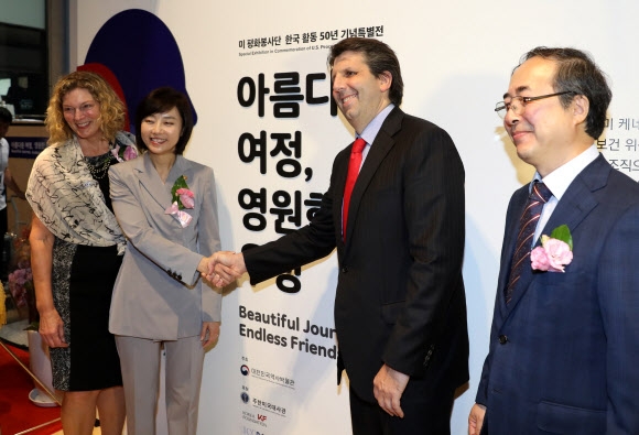 12일 서울 종로구 대한민국역사박물관에서 열린 미국 평화봉사단 한국 활동 50주년 기념 특별전 ‘아름다운 여정, 영원한 우정’ 개막식에서 캐슬린 스티븐스(왼쪽부터) 전 주한 미국대사, 조윤선 문화체육관광부 장관, 마크 리퍼트 주한 미국대사, 김용직 대한민국역사박물관장이 기념촬영을 하고 있다. 연합뉴스