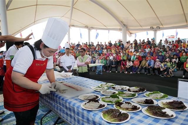 전남 강진군 마량항에서 열린 전어축제에서 요리사가 전어 회뜨기쇼를 관광객들에게 보여 주고 있다. 해양수산부 제공