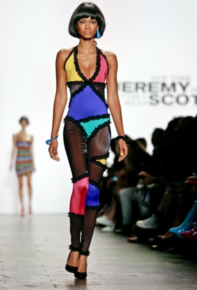 모델이 12일(현지시간) 뉴욕 패션위크 중 ‘제레미 스캇 봄 2017 콜렉션’에서 작품을 선보이고 있다. AP 연합뉴스