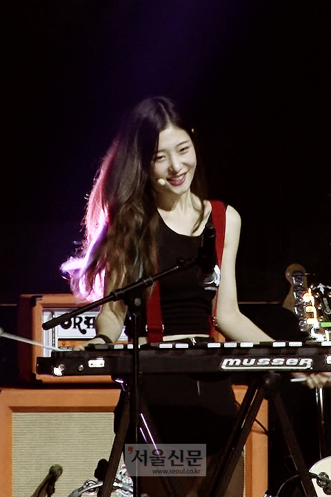 걸그룹 다이아(DIA)의 정채연이 ‘미스터포터’의 락 버전 무대를 펼치고 있다.