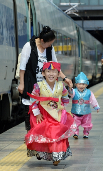 추석을 이틀 앞둔 13일 서울역에서 한복을 곱게 입은 어린이들이 시골로 향하는 열차 앞에서 밝게 웃고 있다. 2016.9.13 도준석 기자 pado@seoul.co.kr