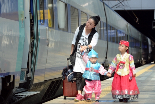 [서울포토] ‘이 기차 타고 빨리 가자’