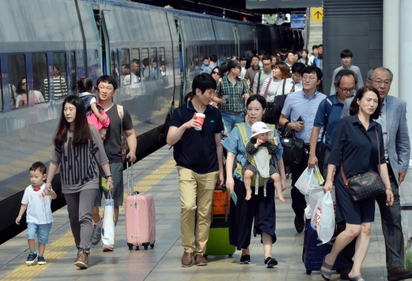 추석을 이틀 앞둔 13일 서울역에서 귀성객들이 시골로 가는 열차로 향하고 있다. 2016.9.13 도준석 기자 pado@seoul.co.kr