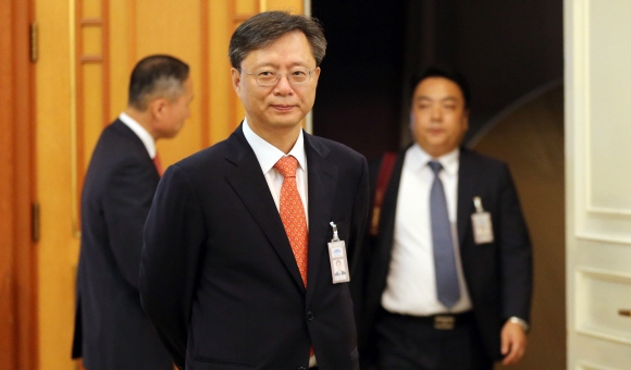 우병우 민정수석이 13일 오후 청와대에서 열린 신임대법관 임명장 수여식에서 박대통령을 기다리고 있다. 2016. 09. 13 청와대사진기자단