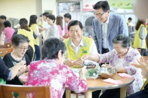 “송편 빚기 어렵네요” 아들처럼 옆에 앉은 구청장