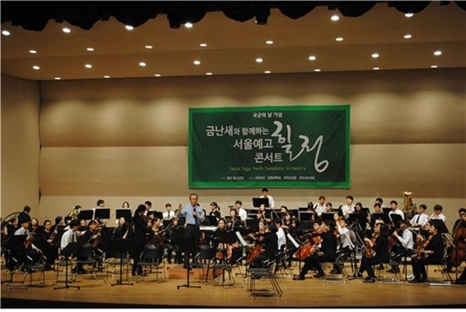 ㈜ETRO가 오는 20일 알펜시아 뮤직텐트홀에서 지휘자 금난새와 함께 ‘평창동계올림픽 성공기원 힐링콘서트’를 연다. 사진은 지난 2014년에 실시한 ‘2군단 장병들을 위한 콘서트’. ㈜ETRO 제공