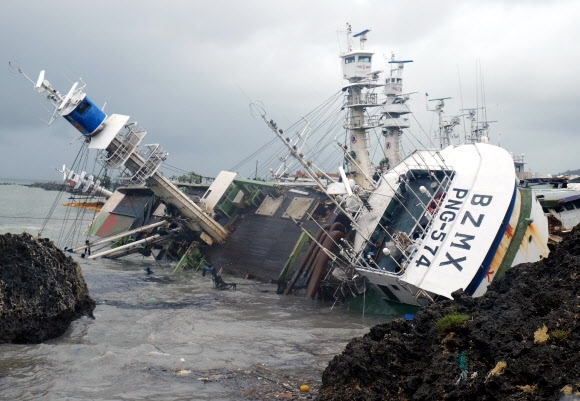대만에서 태풍에 뒤집힌 배 