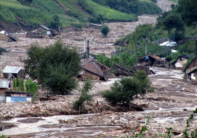 함경북도 지역 홍수 피해 모습 북한 선전매체 ‘내나라’가 공개한 함경북도 지역의 홍수 피해 모습. 홍수로 가옥들이 파손되고 다리가 끊어지는 등 큰 피해가 발생했다. 연합뉴스