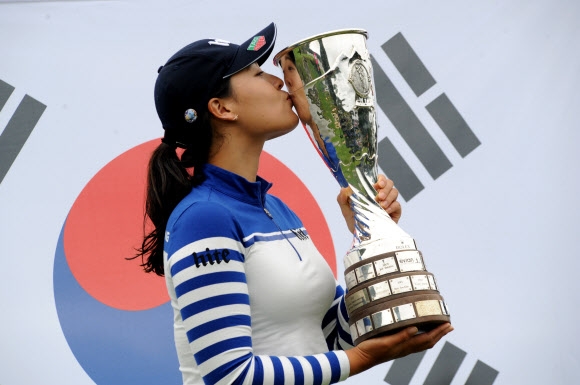 전인지가 18일(현지시간) 프랑스 에비앙 레뱅의 에비앙 리조트 골프클럽에서 열린 미국여자프로골프(LPGA)투어 에비앙챔피언십에서 우승을 차지한 후 트로피에 입맞춤하고 있다. AFP 연합뉴스