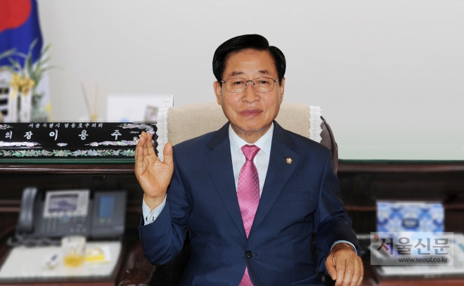 이용주 서울 영등포구의회 의장이 19일 구의회에서 서울신문과 인터뷰를 갖고 의정활동에 대해 밝히고 있다. 